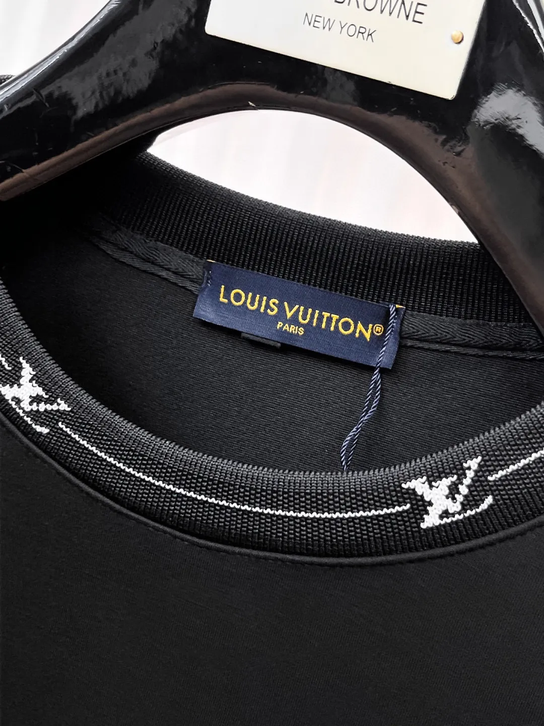 🅿️540 LV 2025 autumn and winter new counter, the same casual Tencel cotton fabric suit, breathable, comfortable and casual! Full of high-end feel! The details are exquisite and high-end, and the workmanship is impeccable! The original high-end fabric is very high-end! The fabric is crisp, anti-wrinkle and wear-resistant, warm, neat and stylish. Everyone must buy a set this autumn and winter. They must look cool and cool when wearing it. This is a model that we highly recommend! M-3XL
